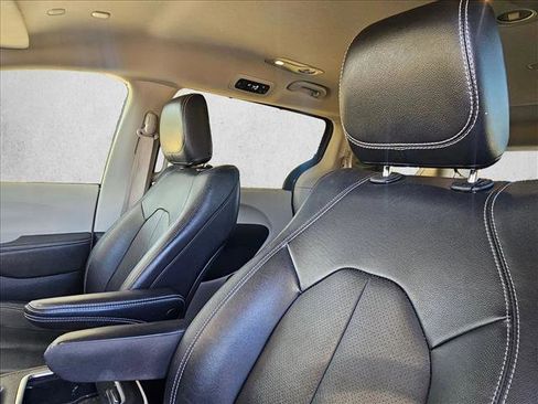 Used 2022 Chrysler Pacifica Touring-L image 18