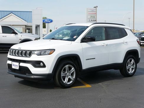 Used 2024 Jeep Compass Latitude image 2