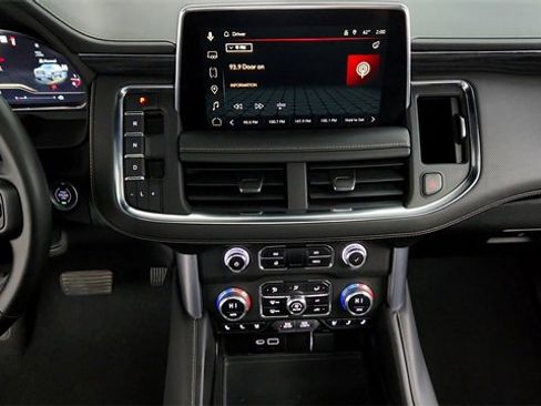 Used 2023 GMC Yukon SLT w/ SLT Luxury Package image 16