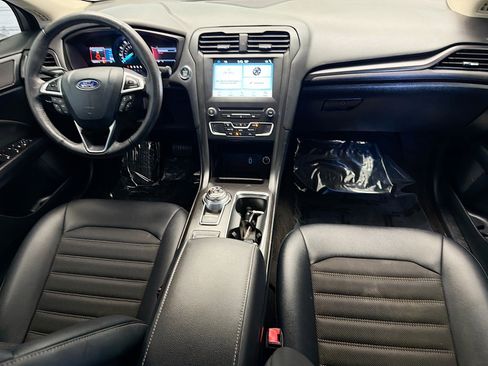 Used 2018 Ford Fusion SE w/ Equipment Group 201A FWD image 12