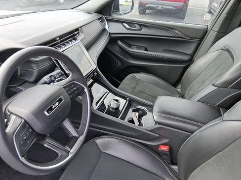 Used 2025 Jeep Grand Cherokee Altitude AWD/4WD image 12