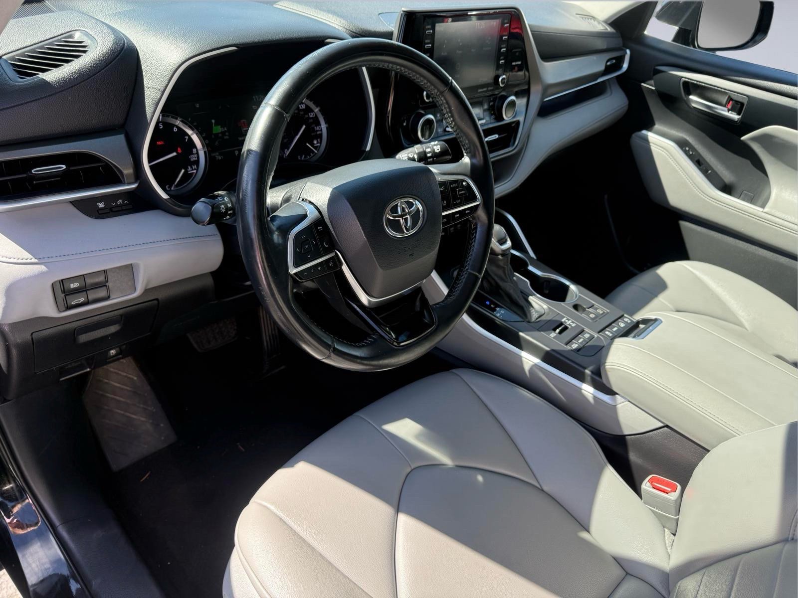 Used 2021 Toyota Highlander XLE AWD/4WD image 14
