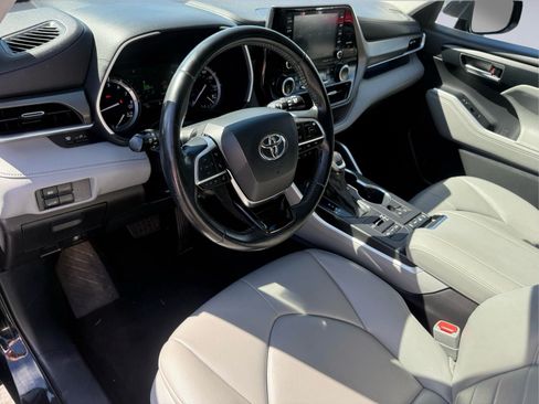 Used 2021 Toyota Highlander XLE AWD/4WD image 14