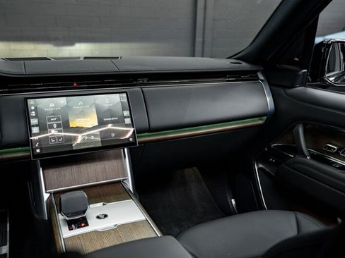 Used 2025 Land Rover Range Rover SE AWD/4WD image 4