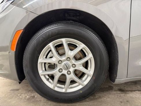 Used 2022 Chrysler Pacifica Touring-L w/ Uconnect Theater Family Group FWD image 30