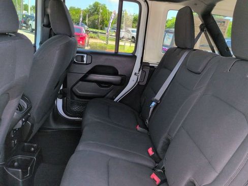 Used 2018 Jeep Wrangler Unlimited Sahara AWD/4WD image 14