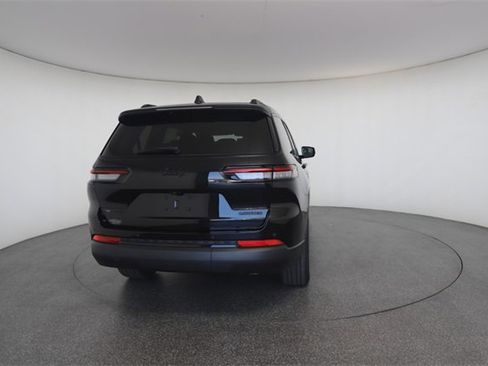 Used 2023 Jeep Grand Cherokee L Limited w/ Black Appearance Package image 16