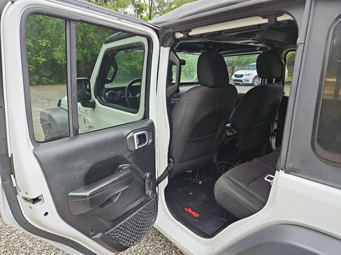 Used 2018 Jeep Wrangler Unlimited Sport image 19