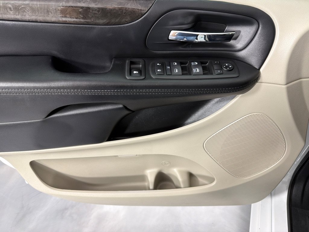 Used 2016 Dodge Grand Caravan SXT FWD image 11