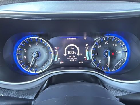 Used 2025 Chrysler Pacifica Limited FWD image 19