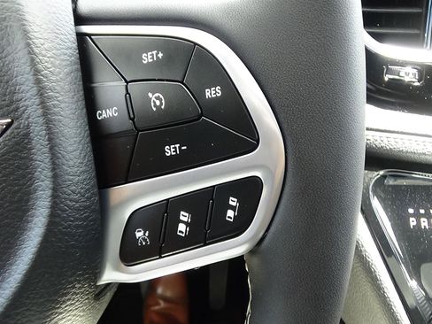 Used 2026 Chrysler Pacifica Limited FWD image 26