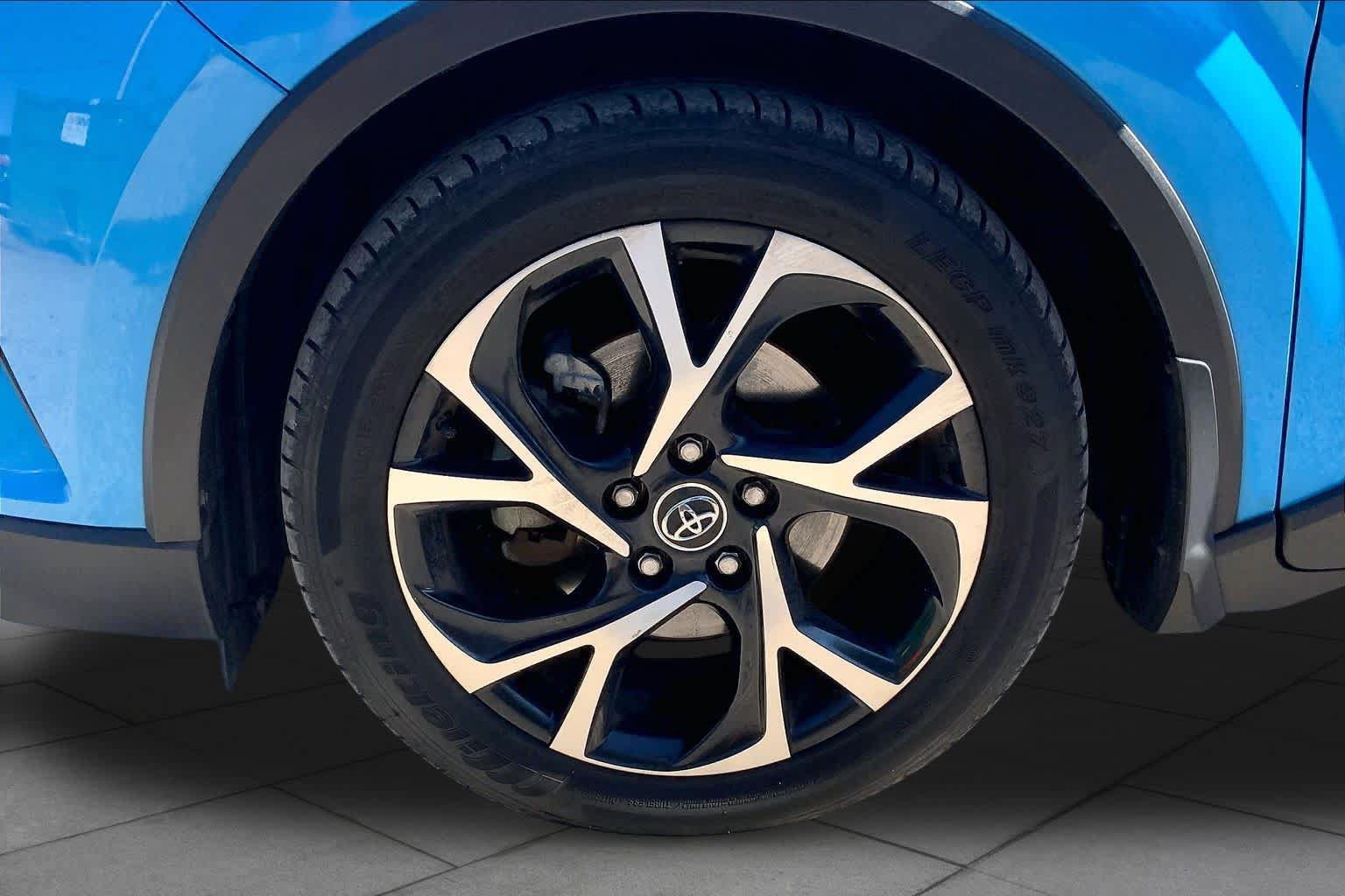 Used 2019 Toyota C-HR XLE FWD image 11