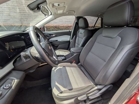 Used 2025 Chevrolet Trax LT w/ LT Convenience Package FWD image 24