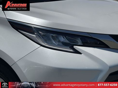 Used 2023 Toyota Sienna Limited AWD/4WD image 9
