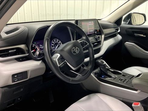 Used 2022 Toyota Highlander XLE AWD/4WD image 14