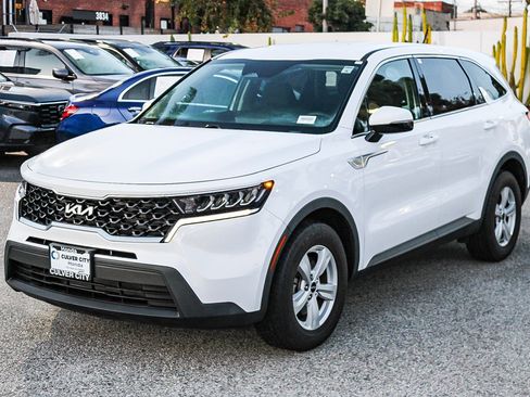 Used 2023 Kia Sorento LX image 3
