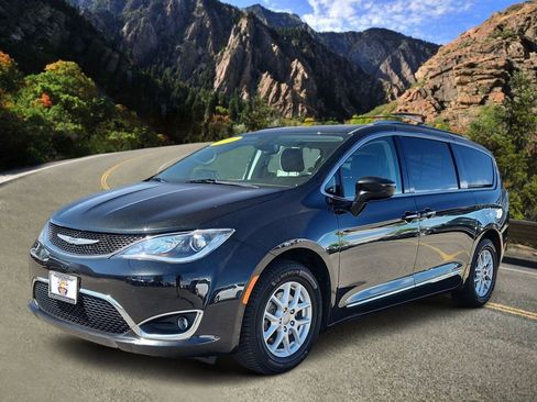 Used 2020 Chrysler Pacifica Touring-L FWD image 5