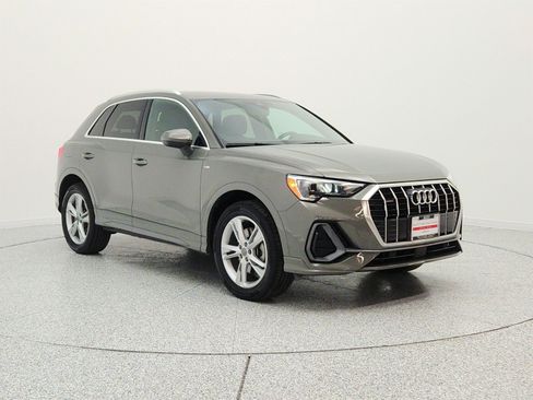 Used 2020 Audi Q3 2.0T Premium w/ Convenience Package AWD/4WD image 3