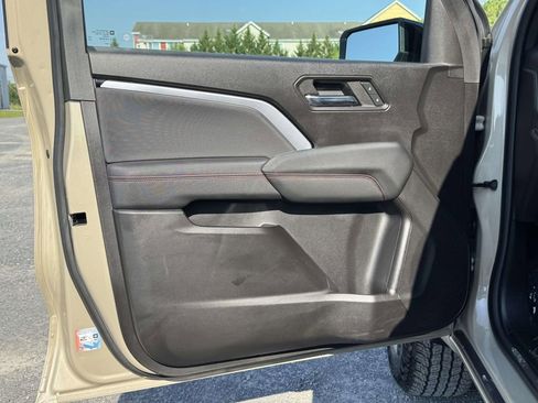 Used 2023 Chevrolet Colorado Z71 AWD/4WD image 28