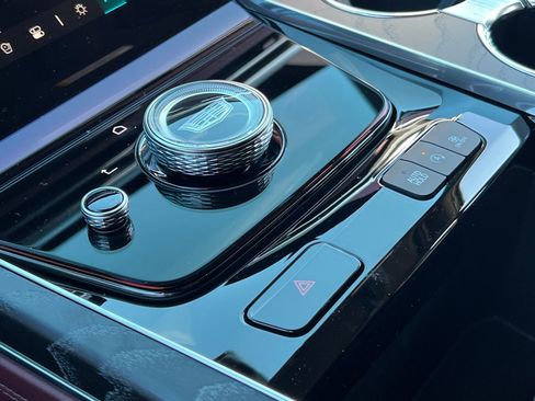 Used 2025 Cadillac Escalade ESV Premium Luxury image 34