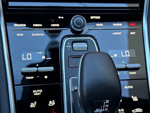 Used 2021 Porsche Panamera image 23