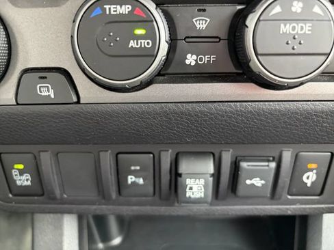 Used 2022 Toyota Tacoma TRD Sport w/ Technology Package AWD/4WD image 19