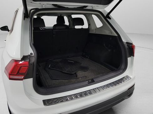 Used 2024 Volkswagen Tiguan SE AWD/4WD image 7