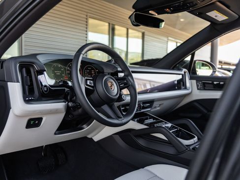 Certified 2026 Porsche Cayenne E-Hybrid AWD/4WD image 4