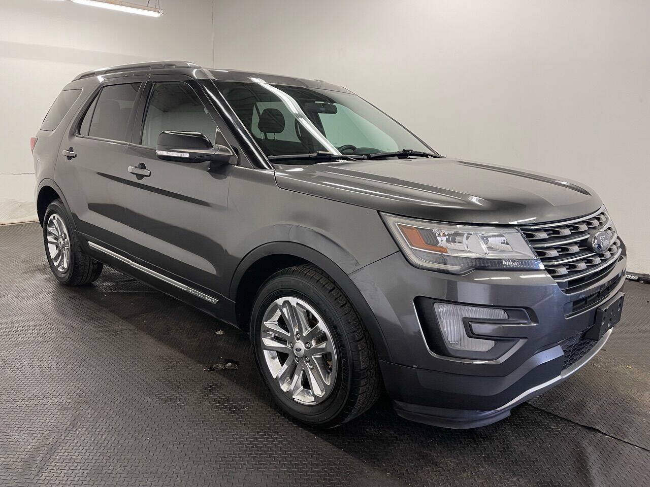 Used 2017 Ford Explorer XLT FWD image 3