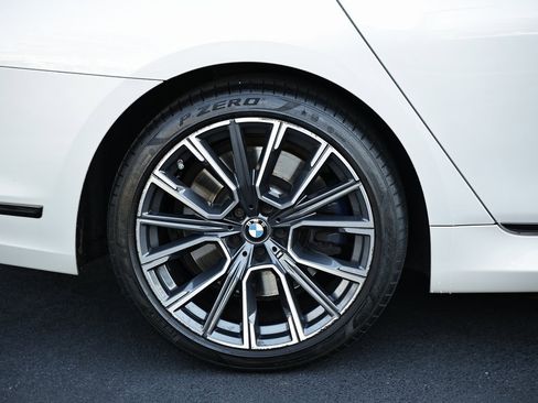 Used 2022 BMW 750i xDrive w/ Luxury Rear Seating Package image 6