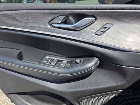 Used 2024 Jeep Grand Cherokee Limited w/ Black Appearance Package image 14