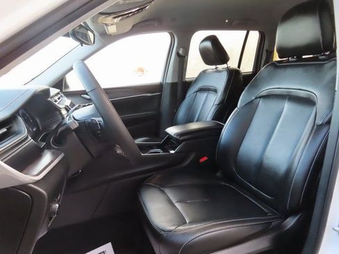 Used 2023 Jeep Grand Cherokee Limited image 24