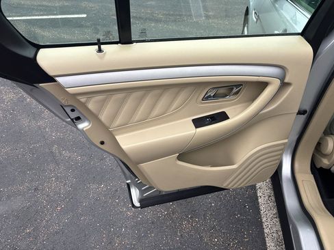 Used 2017 Ford Taurus SE FWD image 19