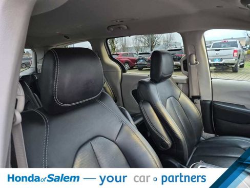 Used 2024 Chrysler Pacifica Touring-L image 14