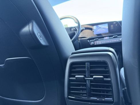 Used 2024 Kia Niro SX Touring image 27