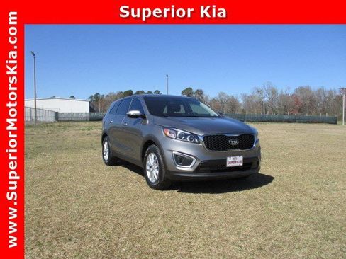 Used 2017 Kia Sorento LX w/ LX Convenience Package image 1