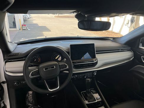 Used 2025 Jeep Compass Limited image 34