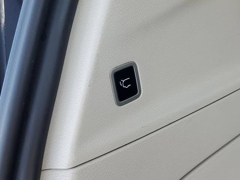 Used 2023 Chrysler Pacifica Touring-L FWD image 37