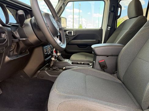 Used 2025 Jeep Wrangler Unlimited Sahara AWD/4WD image 27