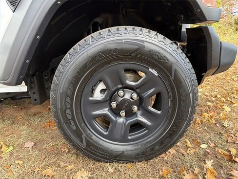 Used 2024 Jeep Wrangler Sport image 14