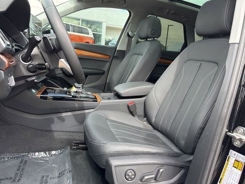 Used 2023 Audi Q5 2.0T Premium w/ Convenience Package image 9