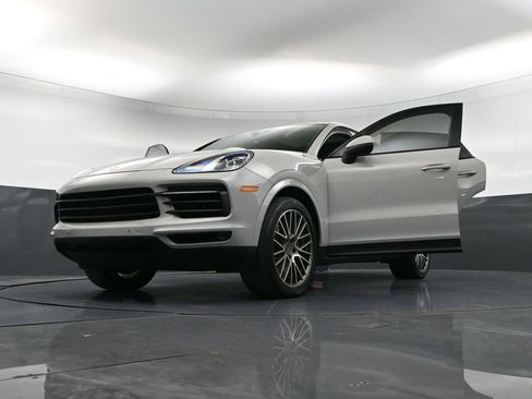Certified 2023 Porsche Cayenne Platinum Edition image 40
