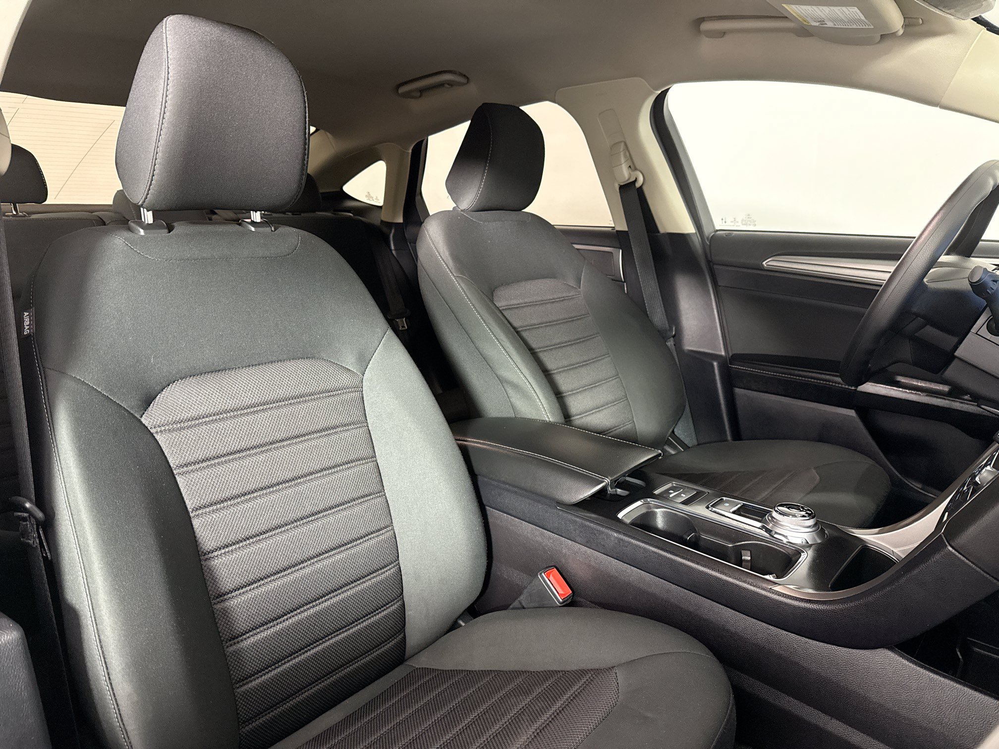 Used 2020 Ford Fusion SE FWD image 33