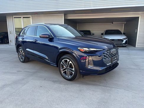 Used 2025 Audi Q5 Premium w/ Convenience Package AWD/4WD image 3