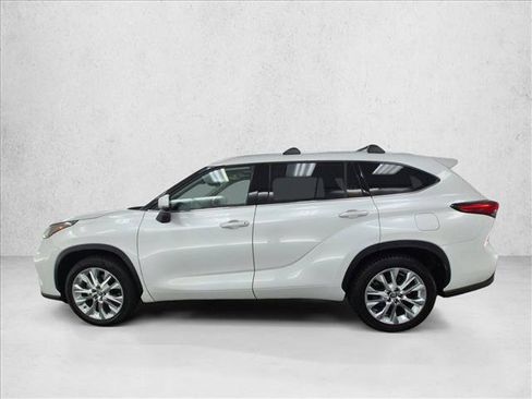 Used 2022 Toyota Highlander Limited FWD image 9
