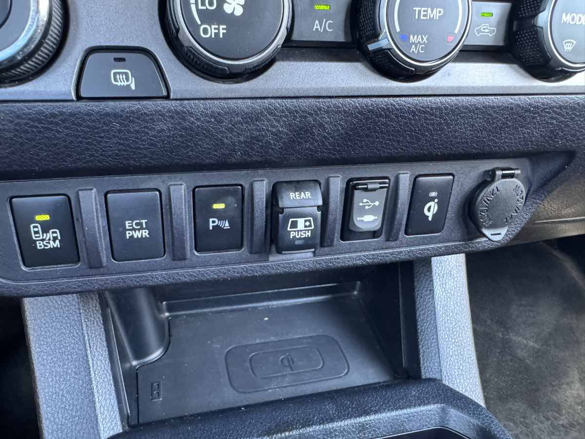 Used 2019 Toyota Tacoma TRD Off-Road w/ Technology Package AWD/4WD image 32