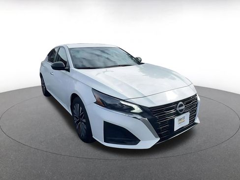 Used 2025 Nissan Altima 2.5 SV image 3