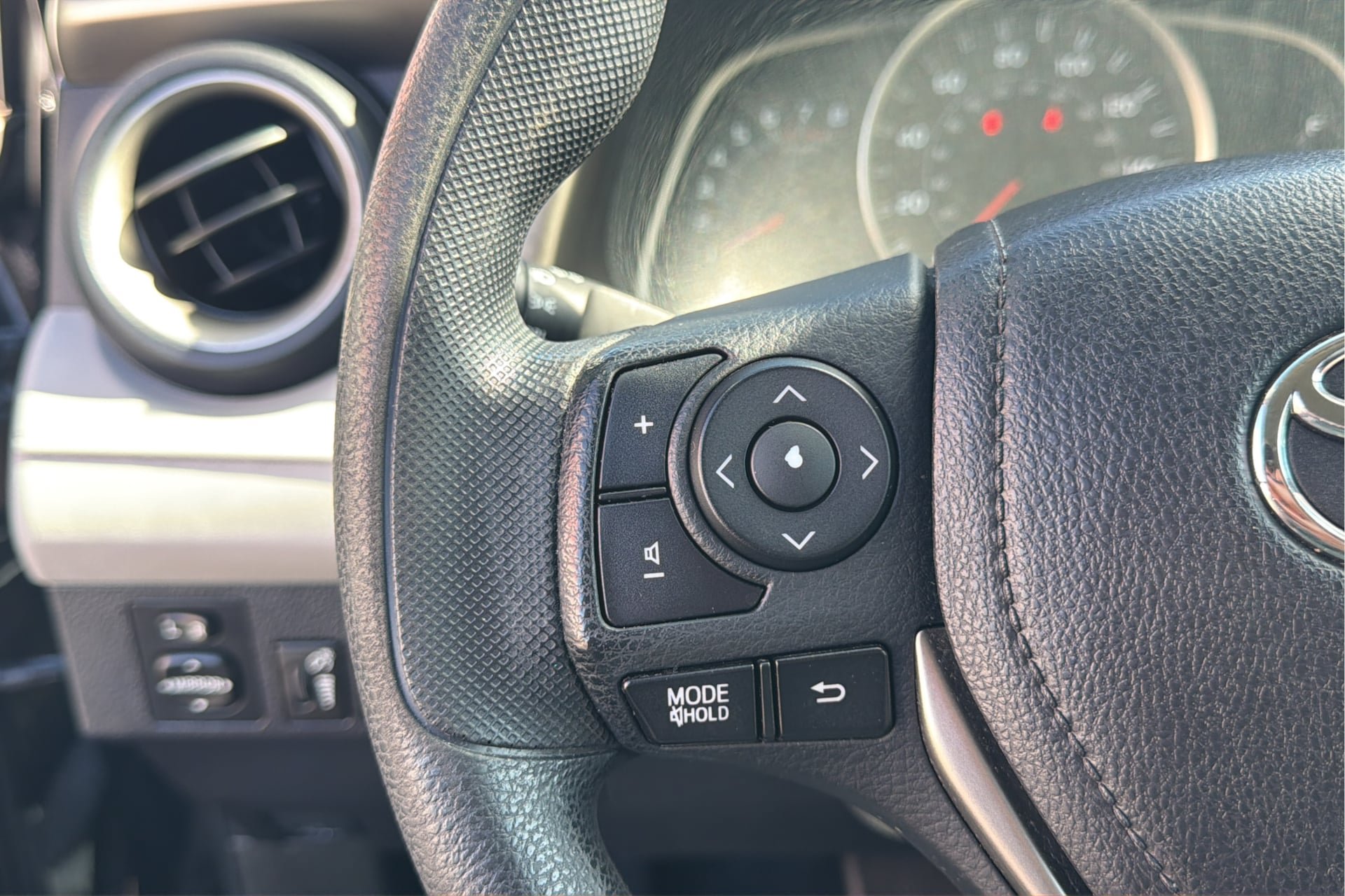 Used 2014 Toyota RAV4 LE AWD/4WD image 27