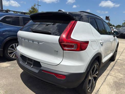 Used 2022 Volvo XC40 T4 R-Design w/ Advanced Package FWD image 3