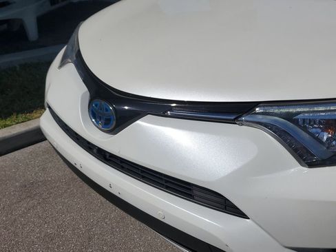 Used 2018 Toyota RAV4 Limited image 9